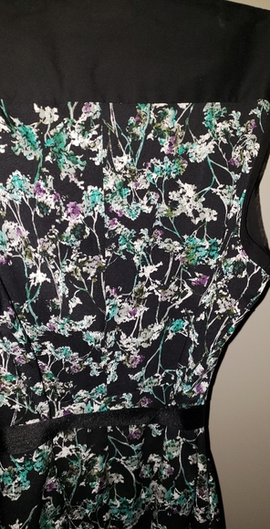 Vera Wang Floral button down dress with tie belt. - Picture 3 of 4